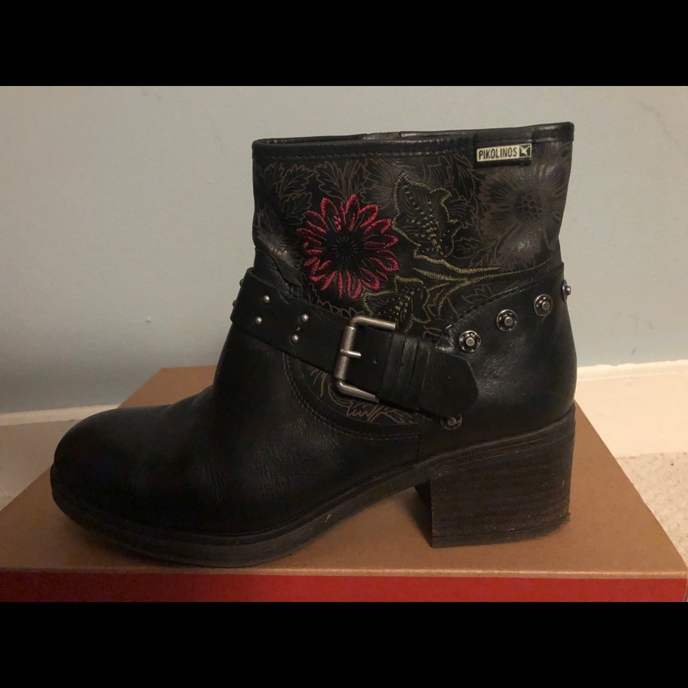 Pikolinos black, embroidered ankle boots